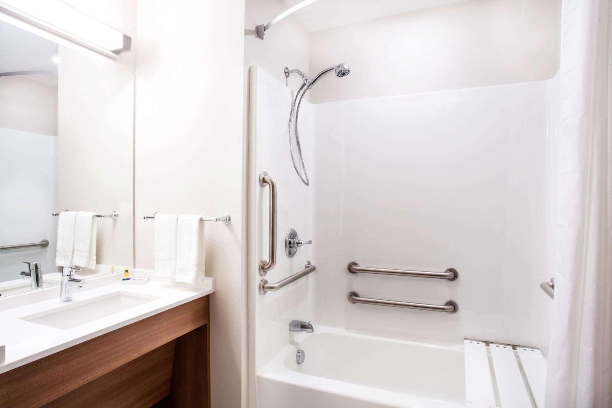 Microtel Inn & Suites By Wyndham Vernal/Naples Екстериор снимка